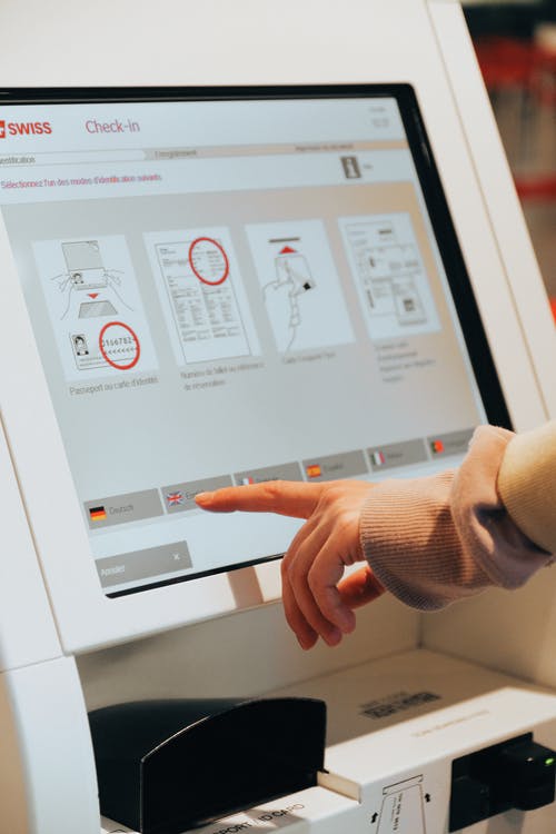 Technologie numérique : pourquoi opter pour une borne interactive ?
