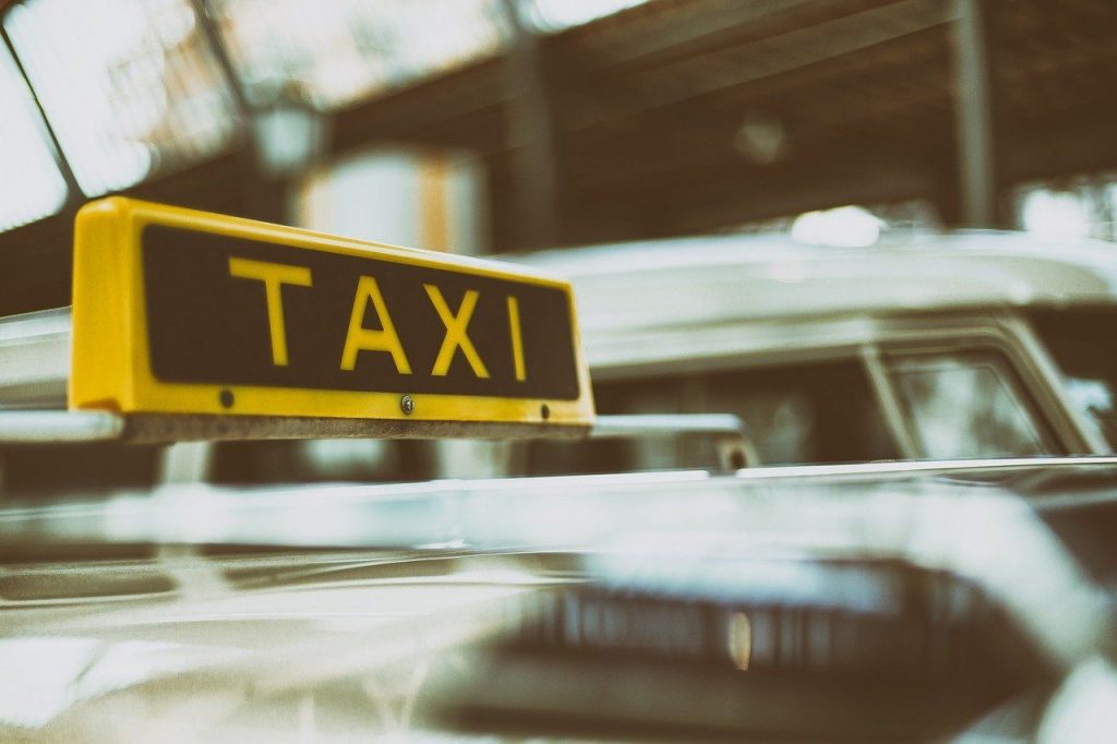 En voyage d'affaires, que choisir le Taxi ou Uber X ?