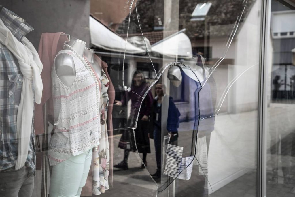 Commerçant échangeant avec son assureur après dégradation