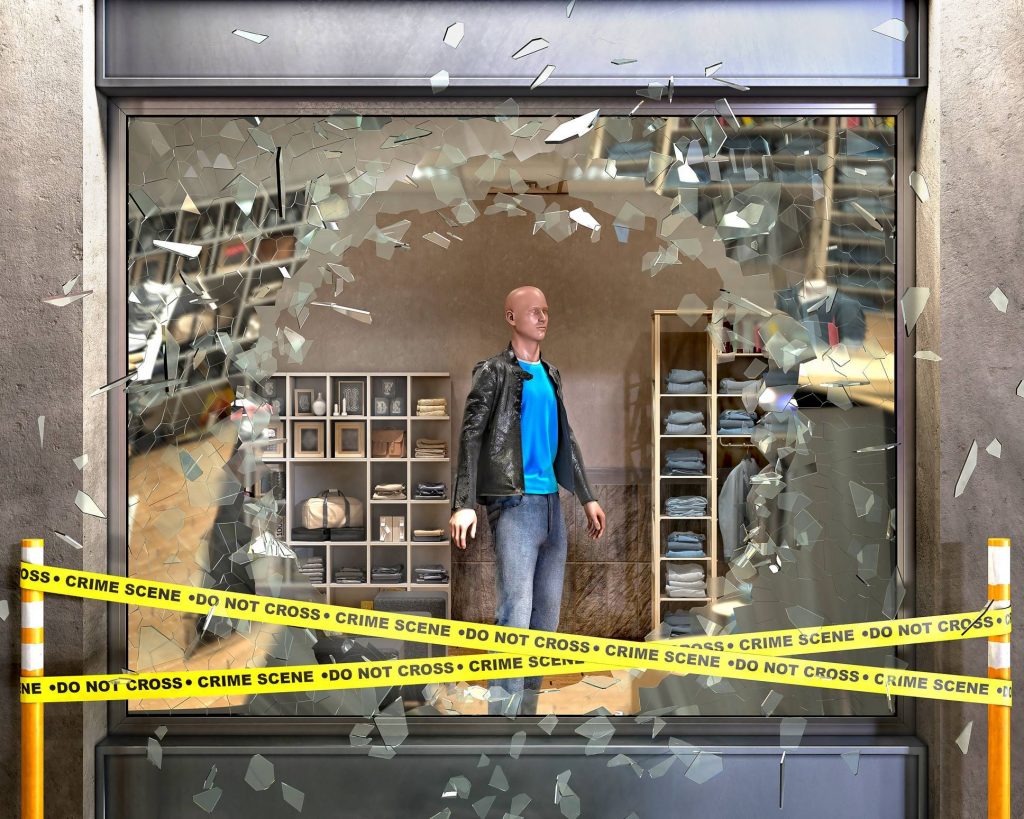 Boutique vandalisée avec vitrine brisée