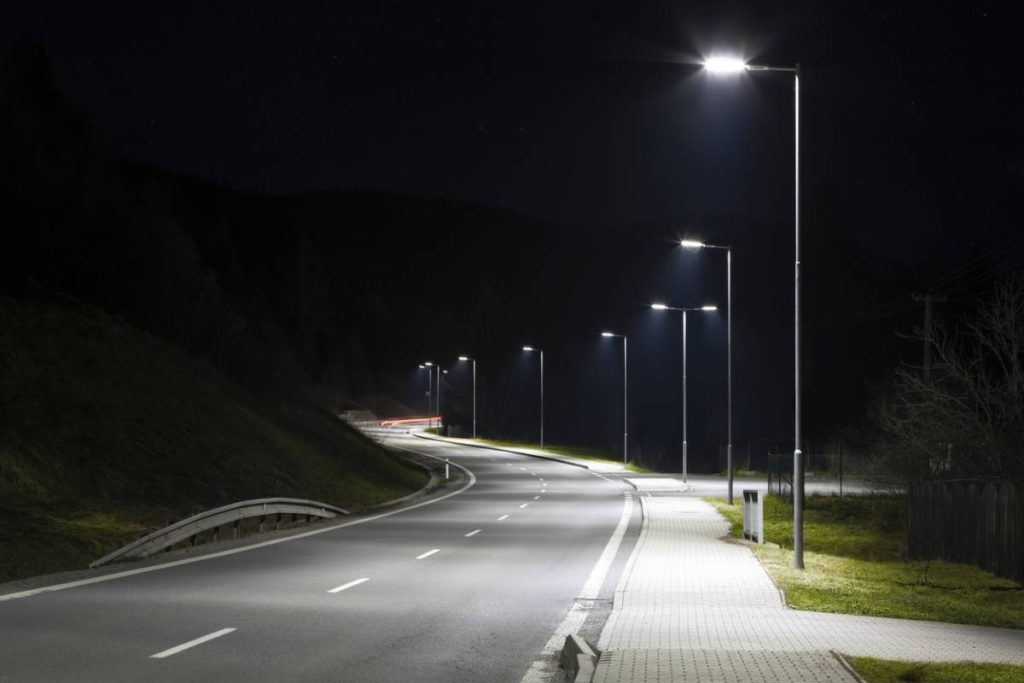 Collectivités et entreprises : réduisez vos coûts grâce aux CEE pour l'éclairage extérieur