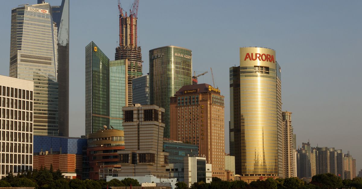 Gratte-ciels de verre et acier symbolisant les plus grandes fortunes et entreprises mondiales