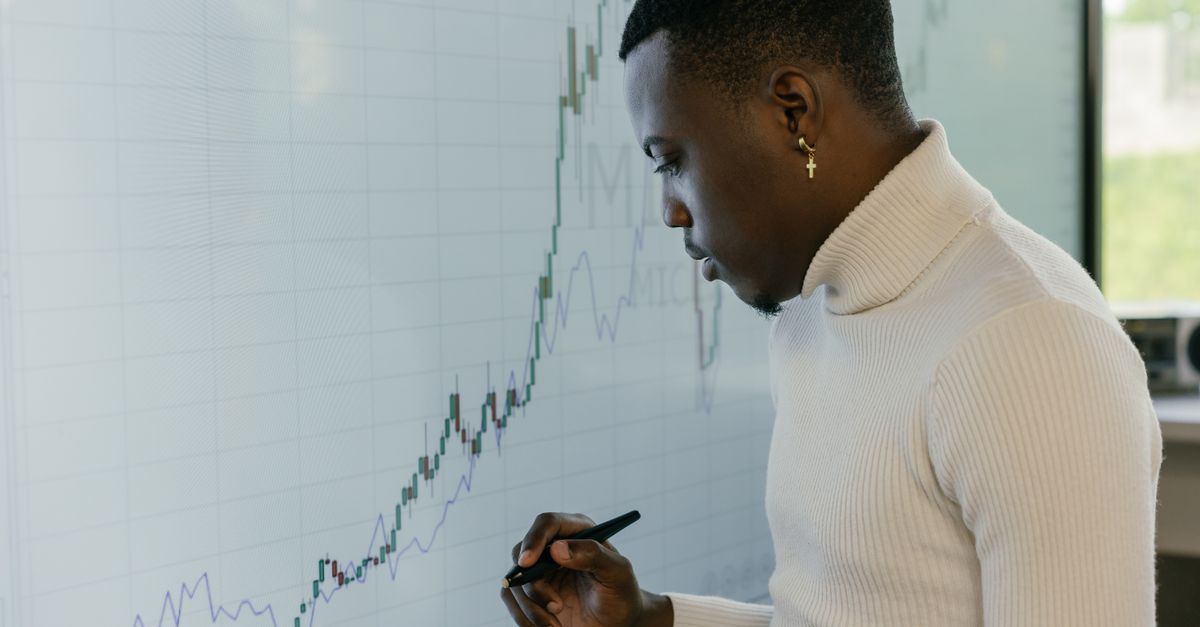 Économiste analysant des données commerciales internationales avec des cartes et graphiques
