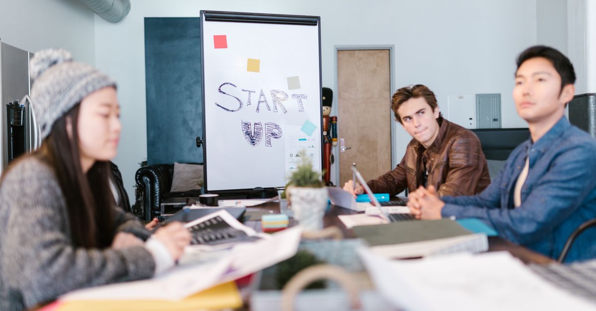 Fondateurs de startup présentant leur projet devant des investisseurs lors d'un pitch