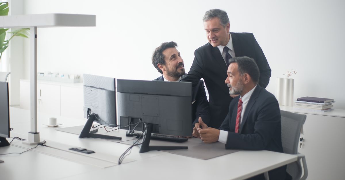 Équipe de consultants en réunion autour d'un projet de transformation digitale dans un bureau moderne