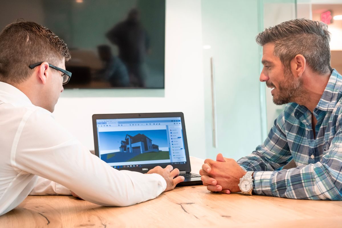 Professionnel concevant un plan d'aménagement intérieur en 3D sur ordinateur