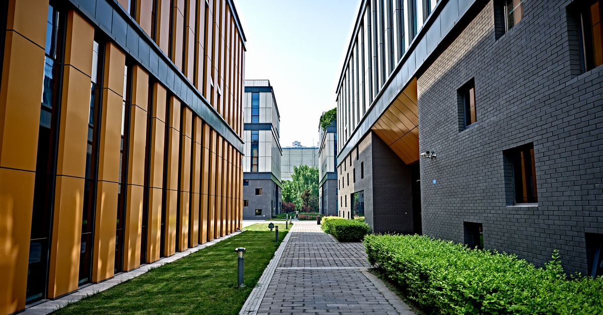Campus de business school avec des étudiants et des bâtiments modernes dédiés à l'enseignement supérieur