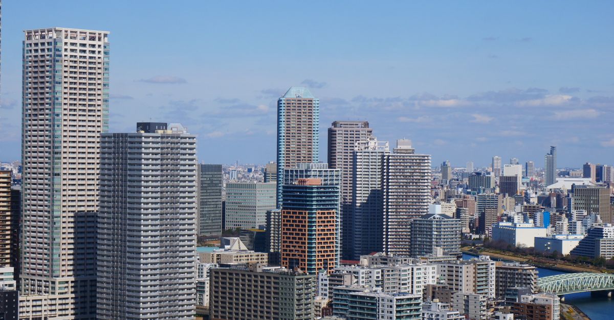 Quartier d'affaires de Tokyo avec gratte-ciels et néons au crépuscule, symbole de l'économie japonaise