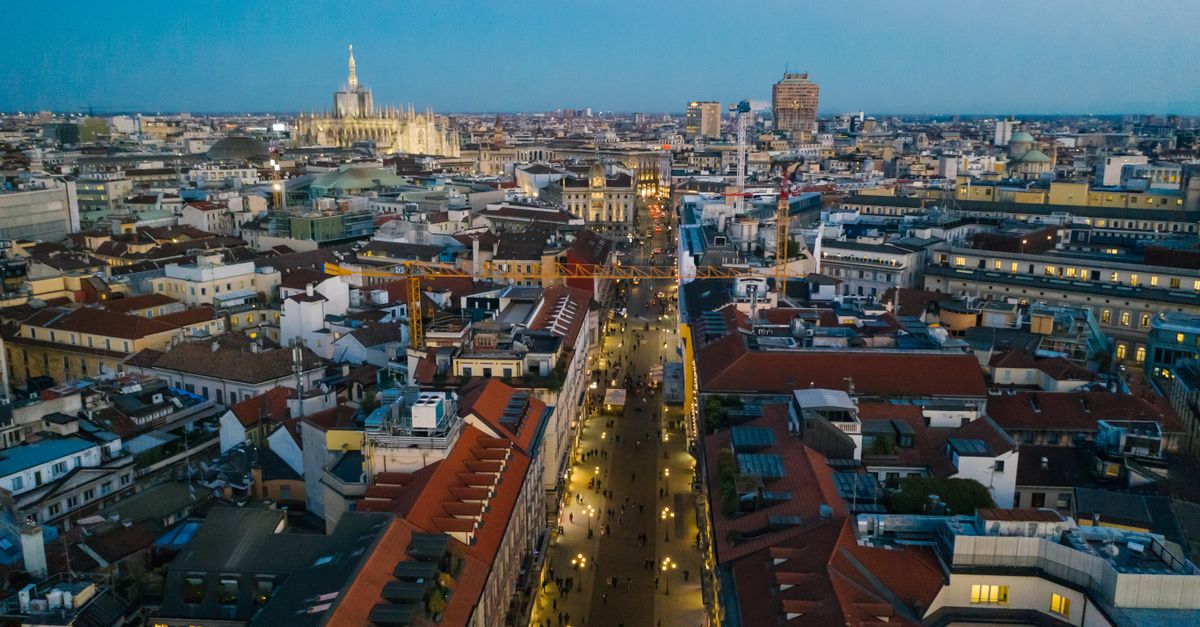 Vue de Milan avec la cathédrale Duomo et les gratte-ciels du quartier des affaires en arrière-plan