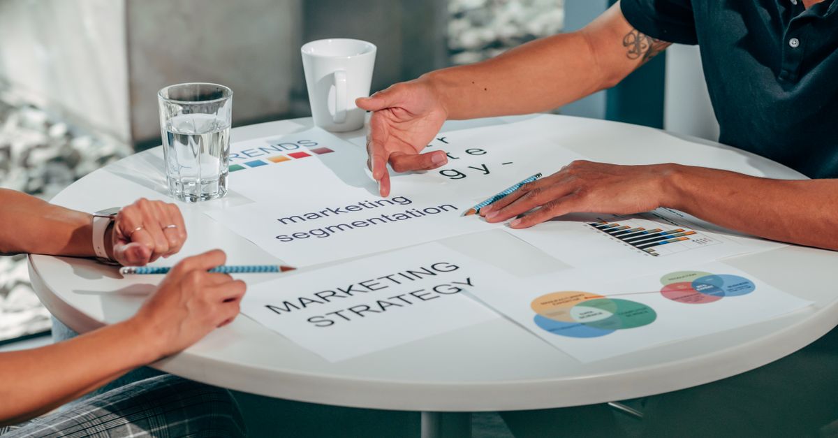 Tableau de segmentation marketing avec post-its et diagrammes dans une salle de réunion stratégique