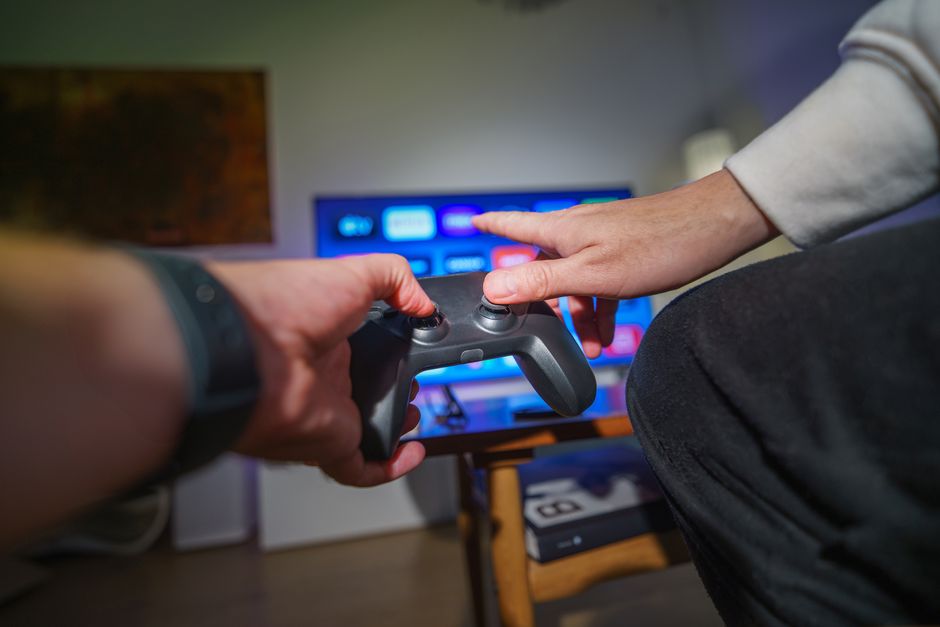 Rayon de jeux vidéo dans un magasin, illustrant l'activité historique de distribution physique de GameStop