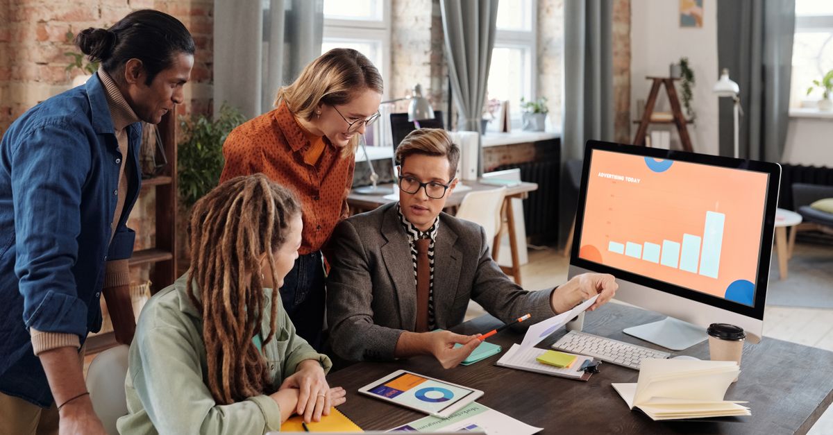 Équipe discutant devant un écran affichant une courbe de croissance, illustration du growth hacking