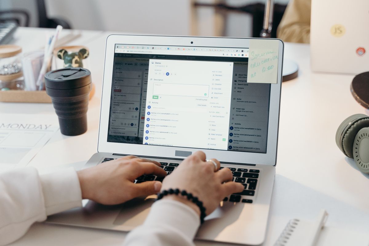 Personne tapant sur un ordinateur portable dans un bureau moderne pour gérer ses emails