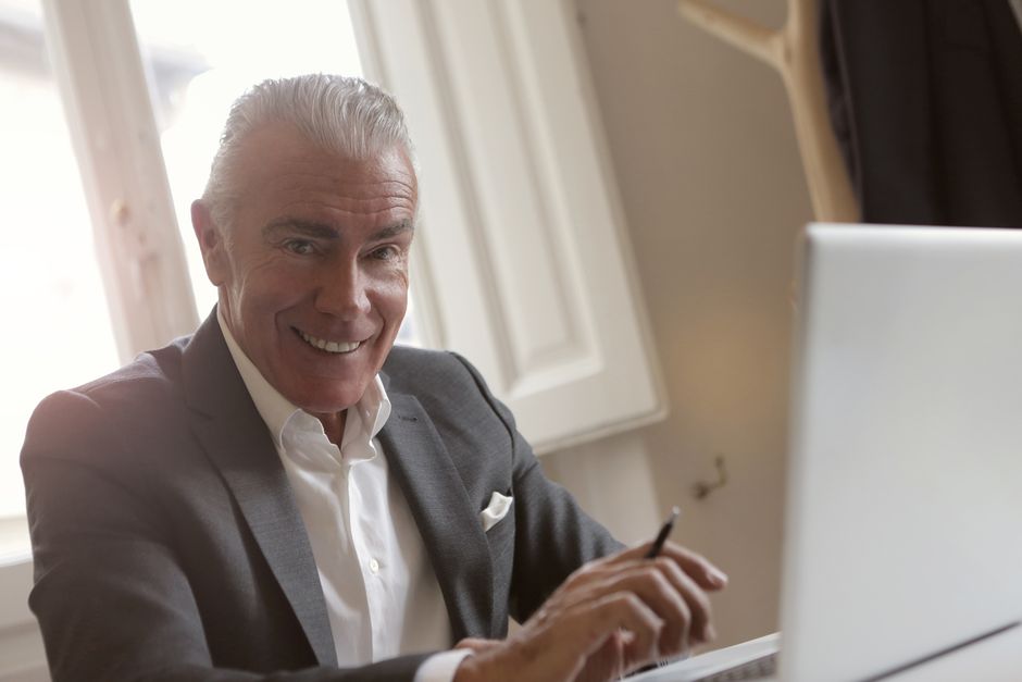 Entrepreneur de 50 ans travaillant à son bureau en indépendant