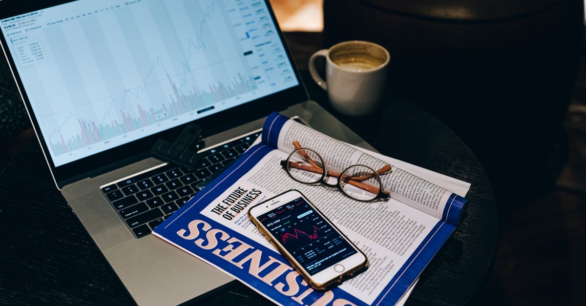 Newsletter affichée sur smartphone posé sur un ordinateur portable, illustration du marketing d'affiliation en ligne