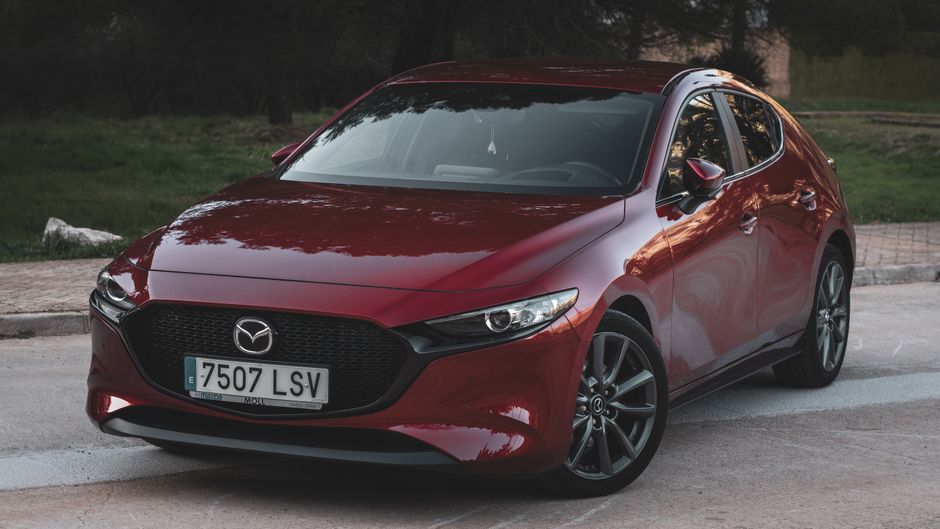 Véhicule Mazda de couleur rouge photographié de profil, illustrant l'identité de la marque japonaise