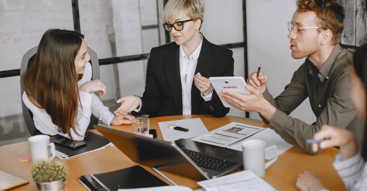Deux professionnels échangeant lors d'une réunion de négociation en entreprise