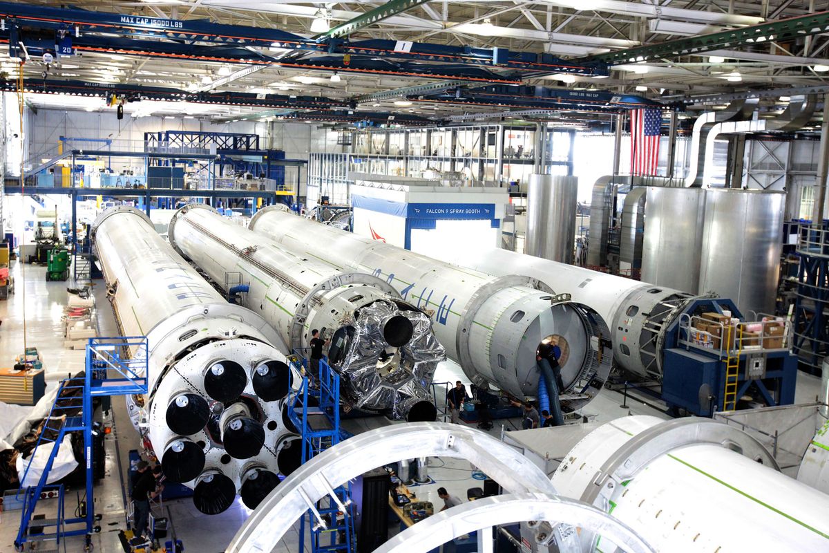 Moteur d'avion en cours d'assemblage dans un atelier industriel