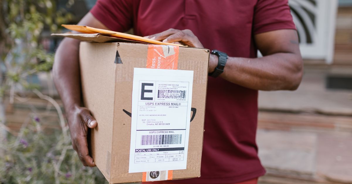 Livreur transportant des colis, illustration de la logistique de vente sur les grandes marketplaces
