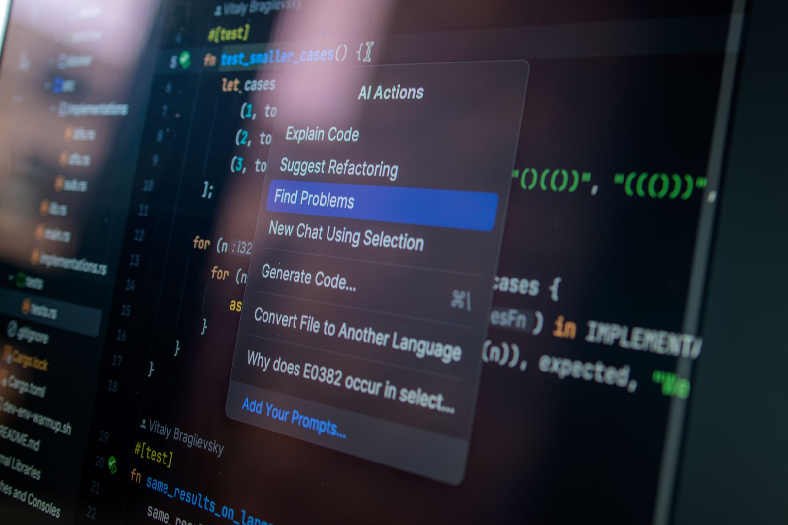 Écran d'ordinateur affichant une interface d'intelligence artificielle dans un bureau