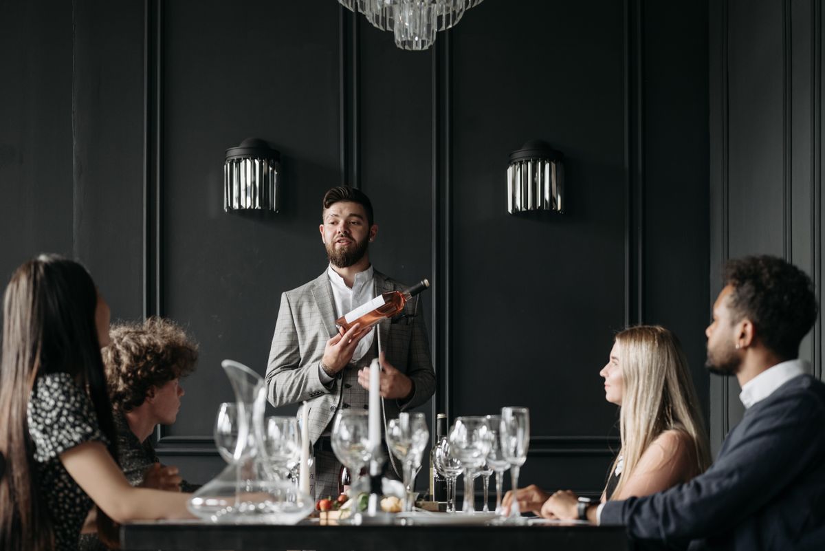 Verres de dégustation alignés lors d'une séance de formation en œnologie